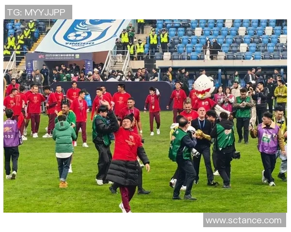 足球球星通道入场仪式展现热血氛围与团队荣耀时刻